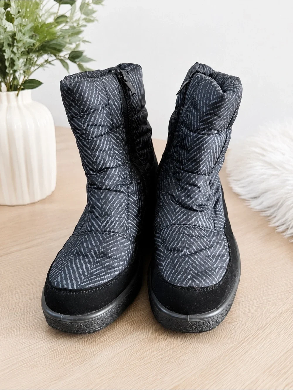 New Women's Quilted Black & Gray Winter Zip Ankle Boots size 9